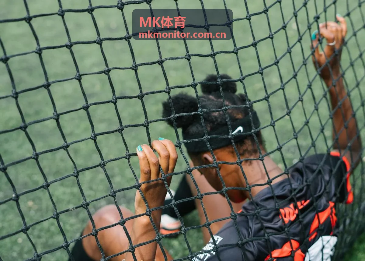 MK体育球员比赛中观察场上局势